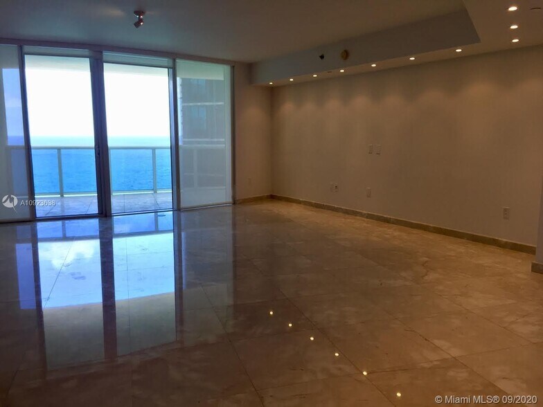 Building Photo - 17201 Collins Ave