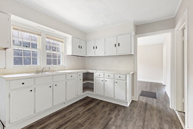 Building Photo - Spacious beautiful 4-bedroom 1 bath home