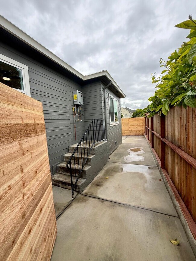 Building Photo - Completely Remodeled Single Family House!