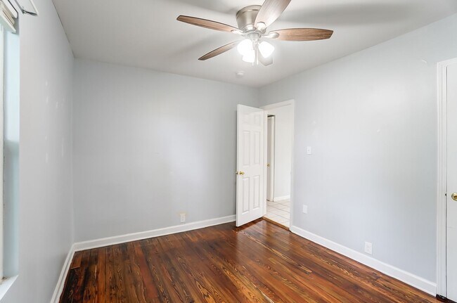 Building Photo - 2 Bedroom, 1 Bath