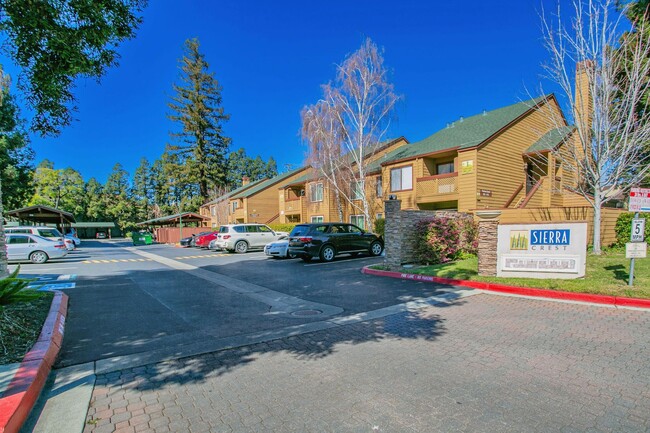 Building Photo - 2 Bedroom, 2 Baths Condo in Serra Crest Co...