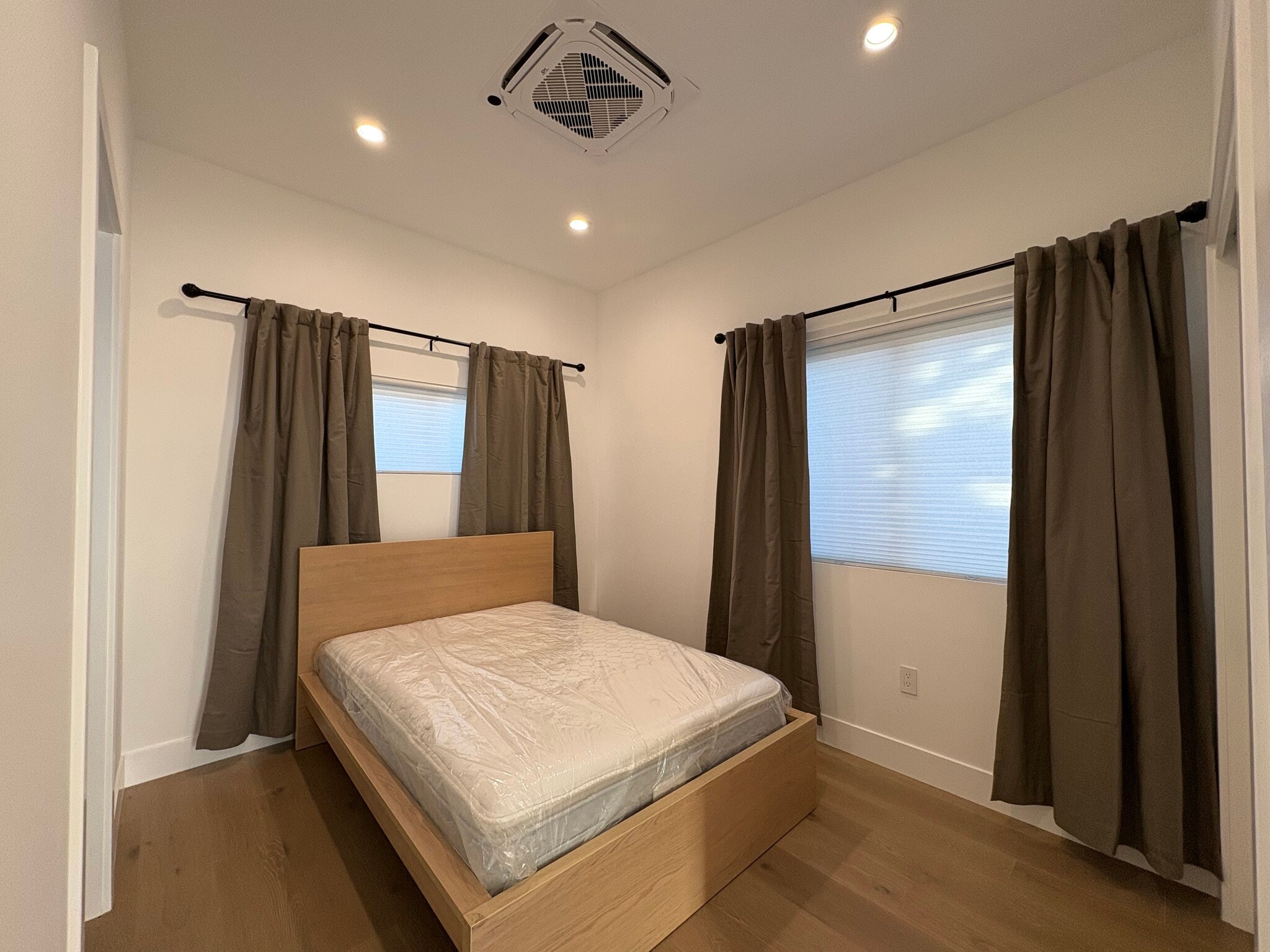 Building Photo - 670 Jeffrey Ave