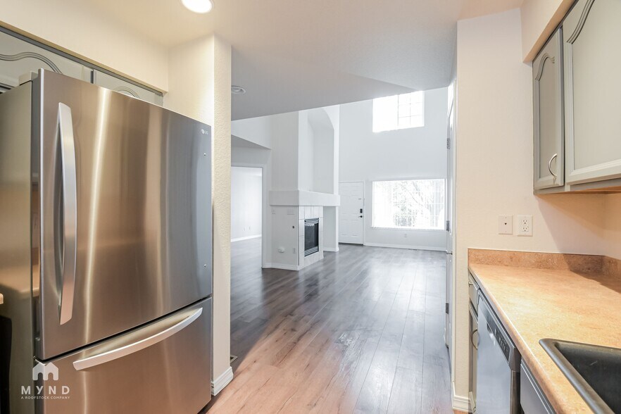 Building Photo - 805 Summer Hawk Dr