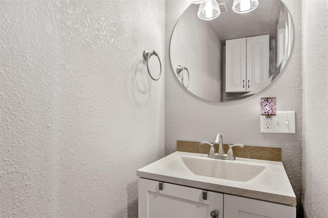 Building Photo - 520 E 17th Ave