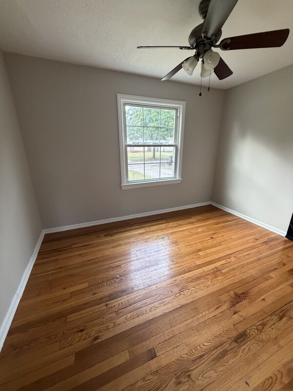 Building Photo - 16910 Lotus Dr
