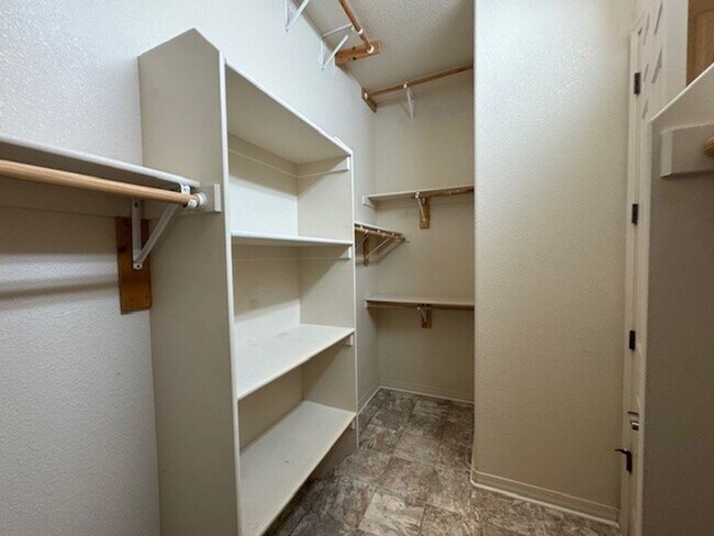 Building Photo - 3 Bedroom Exec Home Bullhead Parkway close...