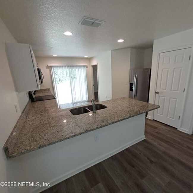 Building Photo - 3 BR 2 BA Home with Small Town Living