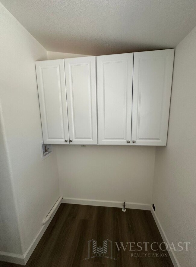 Building Photo - 41644 Valencia Way