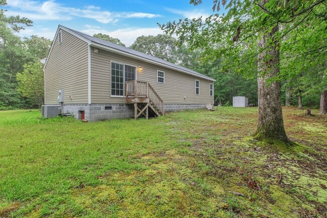 Building Photo - Charming 3-Bedroom Home on Large Acreage L...