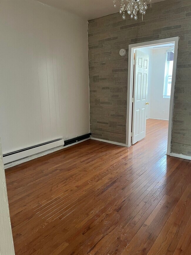 Building Photo - 1128 Summit Ave