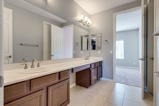 Building Photo - Stunning Summerlin Rental on Private Cul-d...