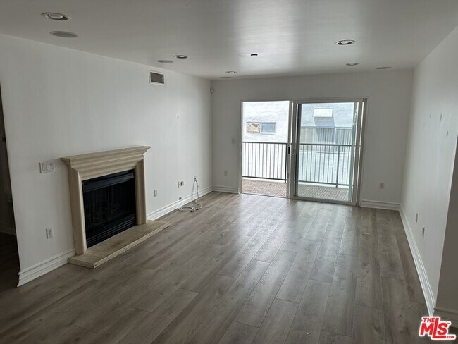 Building Photo - 1319 N Detroit St