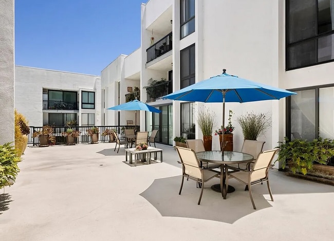 Building Photo - 906 N Doheny Dr