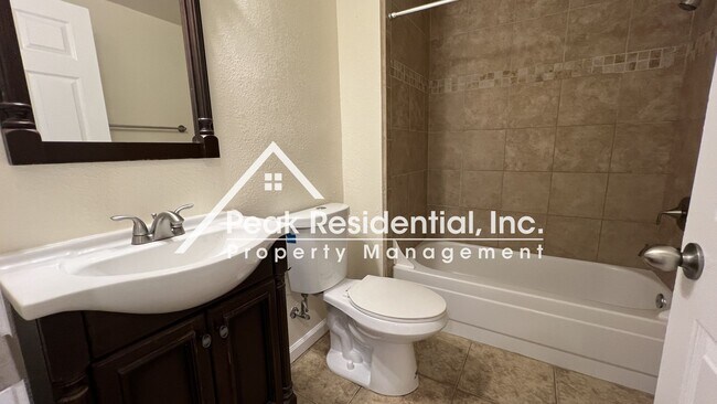 Building Photo - Very Nice 3bd/1ba House with 2 Car Garage