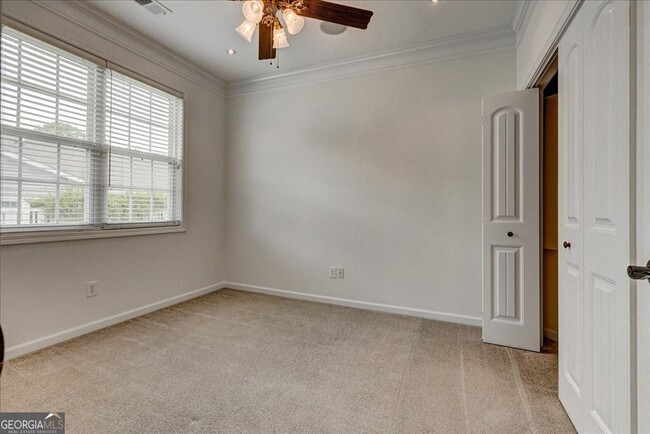 Building Photo - 1033 Pinehurst Dr