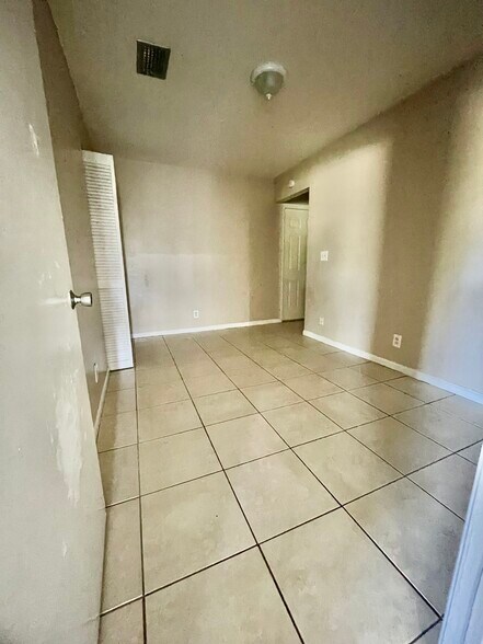 Building Photo - 1570 E Breezy Ln