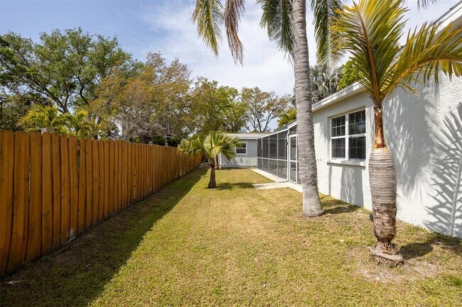 Building Photo - 711 Bayshore Dr