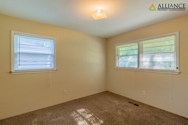 Building Photo - 1525 Hartford Rd