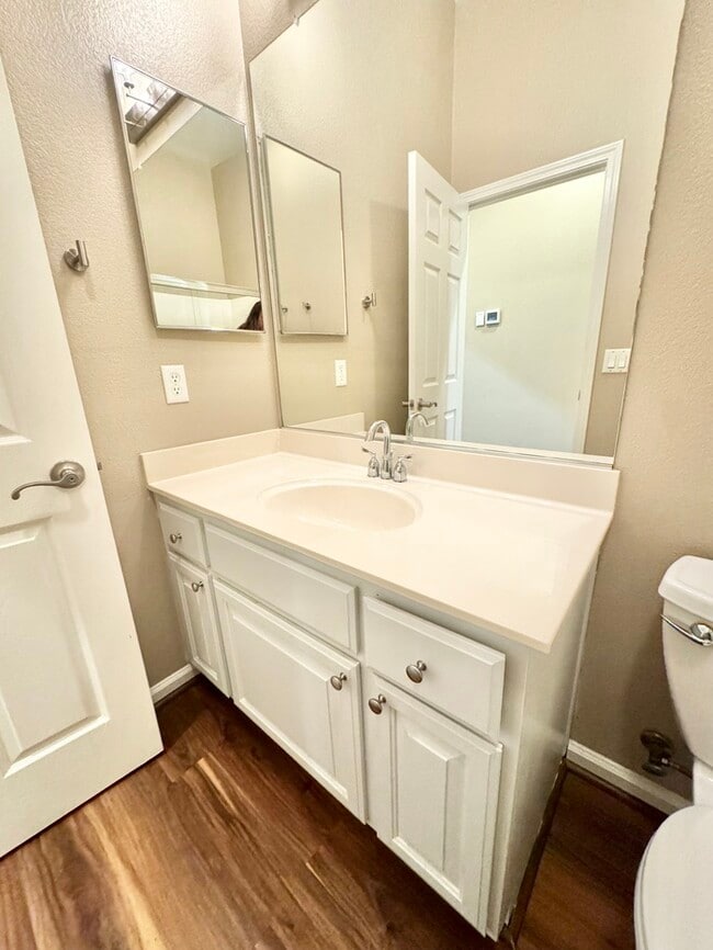 Building Photo - Stunning 3-bedroom 3-bathroom home in Yank...