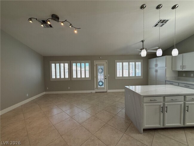 Building Photo - 694 Riverband Pl