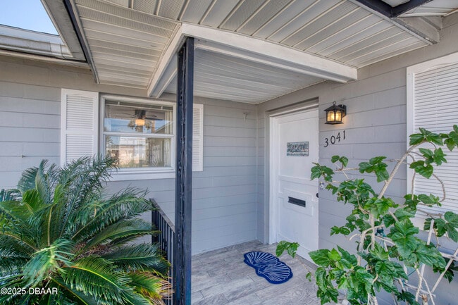 Building Photo - 3041 N Oleander Ave