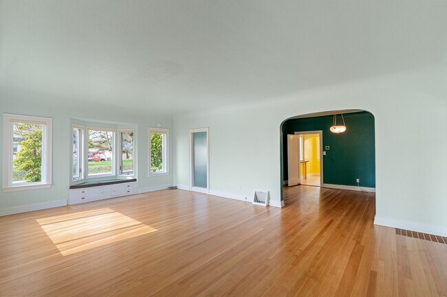 Building Photo - 404 Pioneer Ave E