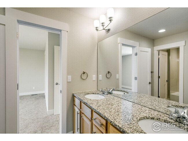 Building Photo - 4 Bedroom Townhome Available in Early Sept...