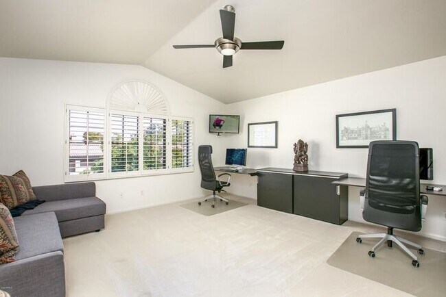 Building Photo - 5 bed 3 bath, 3500 sft in Tempe with pool