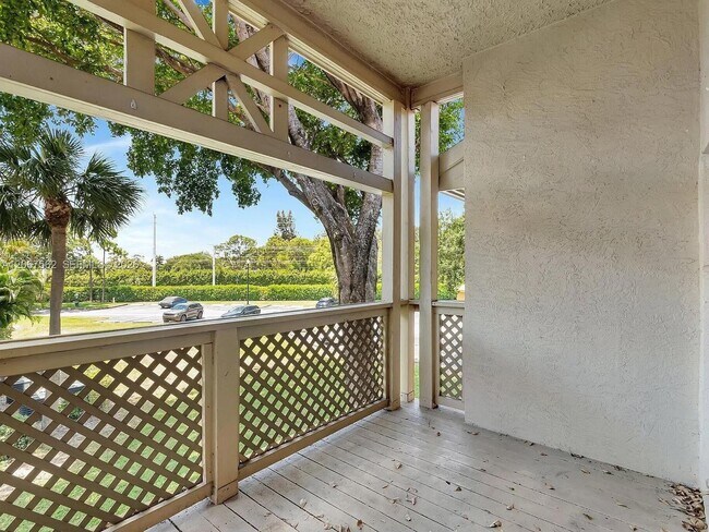 Building Photo - 4847 Via Palm Lakes