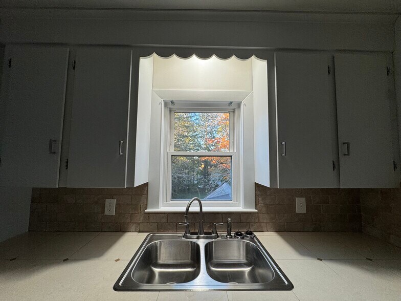 Building Photo - 36 School St