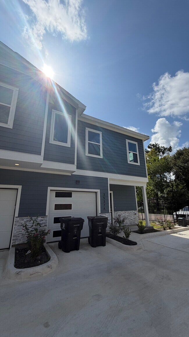 Building Photo - 3533 Alderfer St
