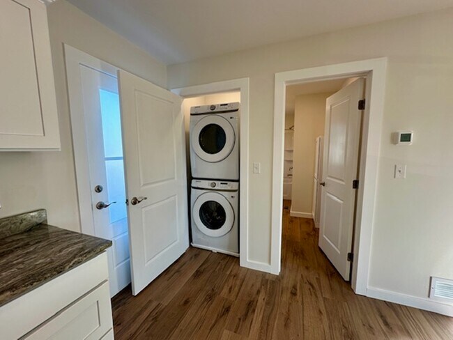 Building Photo - 48 Cedar St