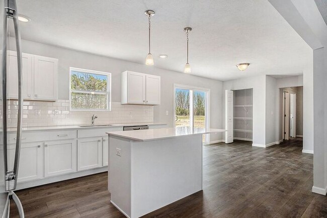 Building Photo - 111 Iris Ct