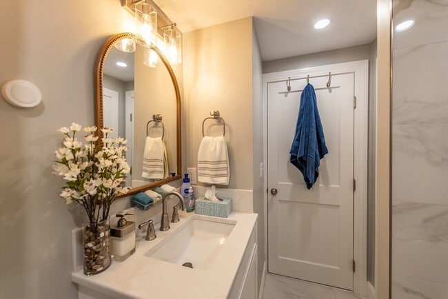 Building Photo - 32 Farmington St