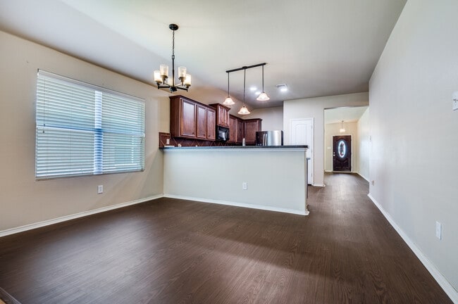 Building Photo - 805 Canyon Pl