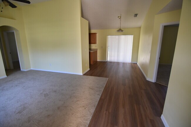 Building Photo - DELTONA: 3 bed/2 bath, Single Family Home AVAILABLE NOW!