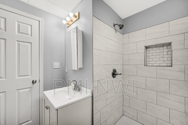 Building Photo - 314 S Jasper St