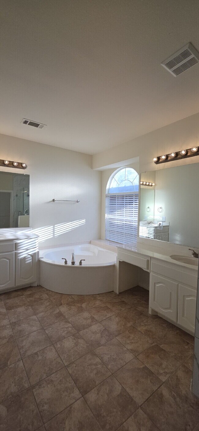 Building Photo - Recently remodeled 4 bedrooms, 3 bathrooms and move-in ready!