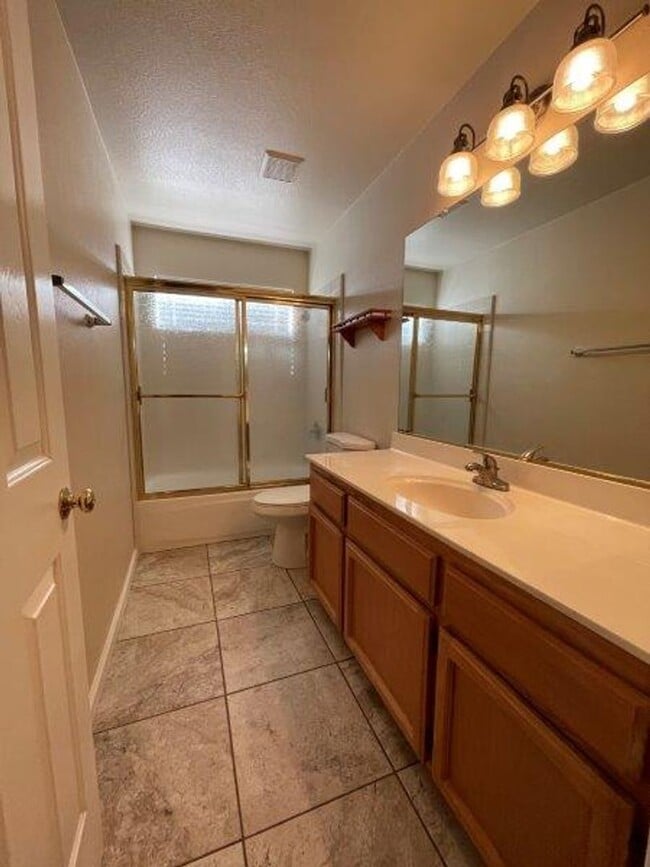 Building Photo - Large Open 4 Bedroom