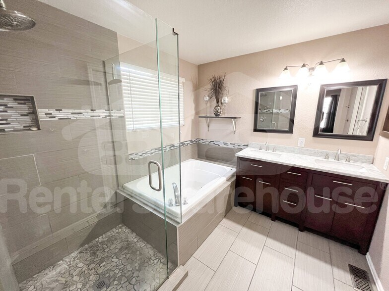 Building Photo - 3903 S Perth St