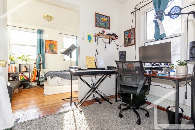 Building Photo - Really nice 4 bed in Allston.....Don't miss out!!