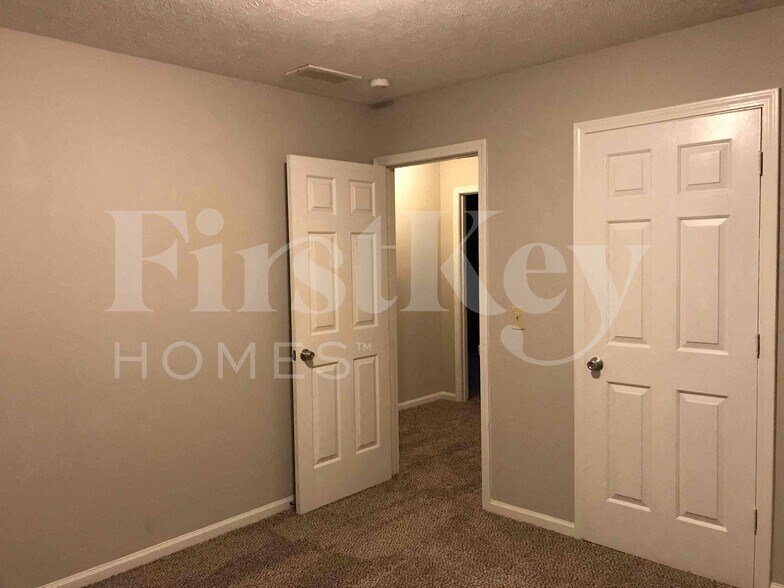 Building Photo - 9129 Village Dr NW