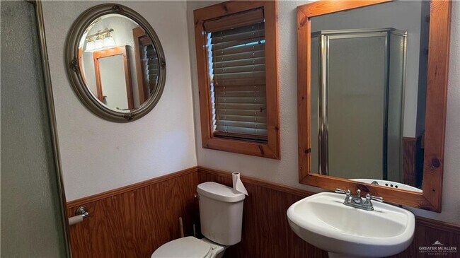 Building Photo - 25 Lago Vista Dr