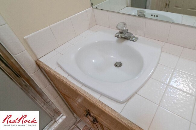 Building Photo - 3 Bedroom End Unit Home in Downtown St. Ge...