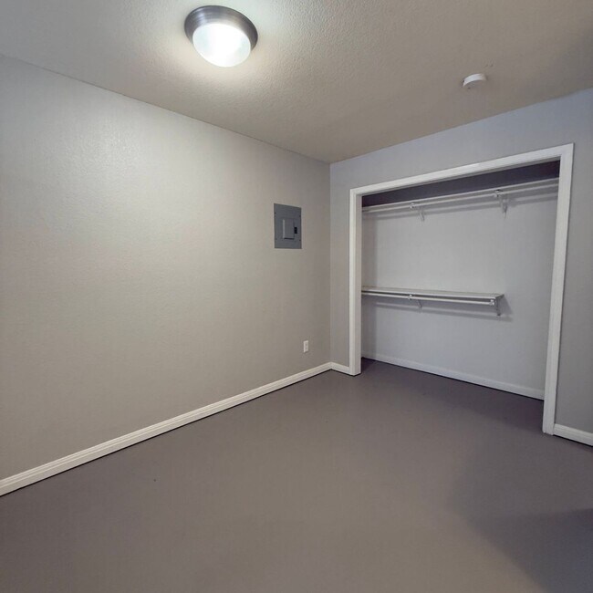 Building Photo - $400 Off 1st Full Month!* All Utilities In...
