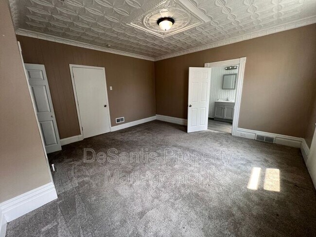 Building Photo - 1104 Brabec St