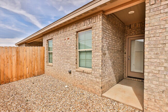 Building Photo - PRE-LEASING FOR SUMMER! - 3 Bedroom 2 Bath...