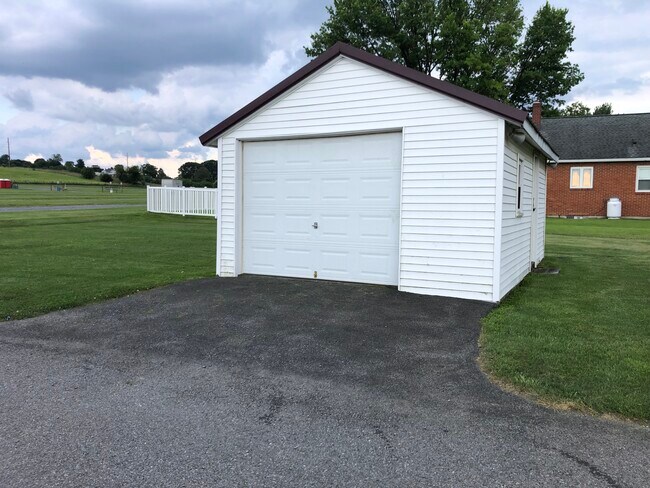 Building Photo - 223 Spring Garden St