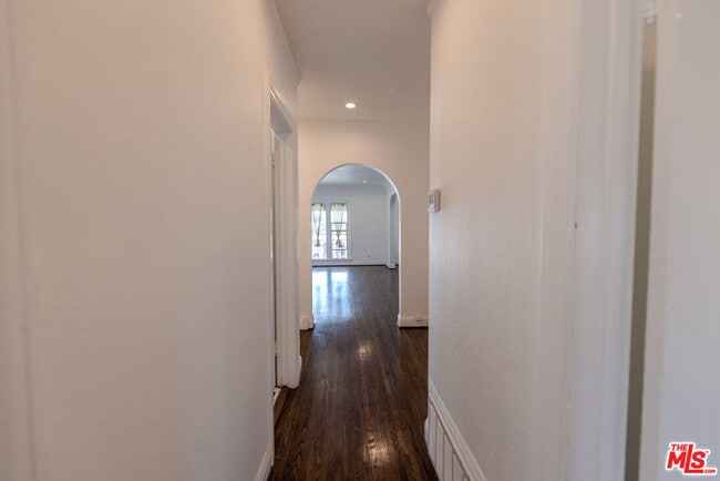 Building Photo - 1067 S Sycamore Ave