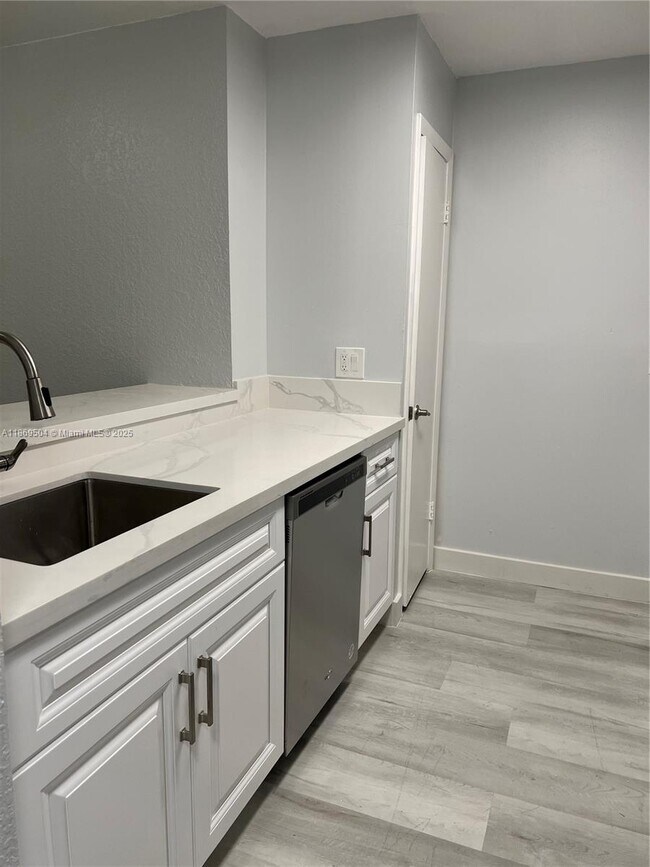 Building Photo - 2871 N Oakland Forest Dr